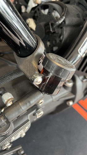 Brake reservoir fluid bracket - fluid,